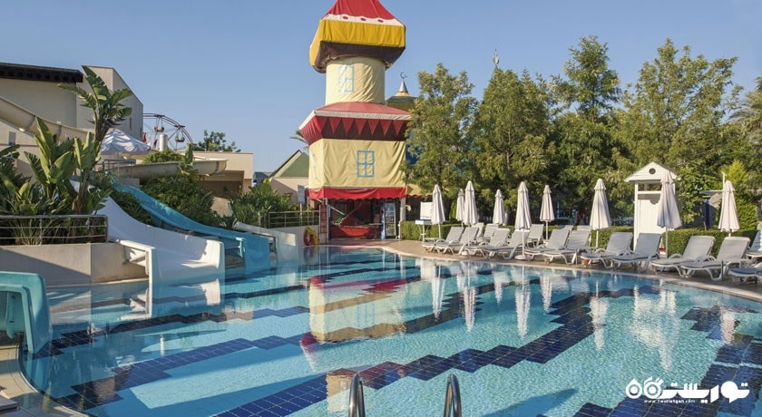 نمای استخر روباز